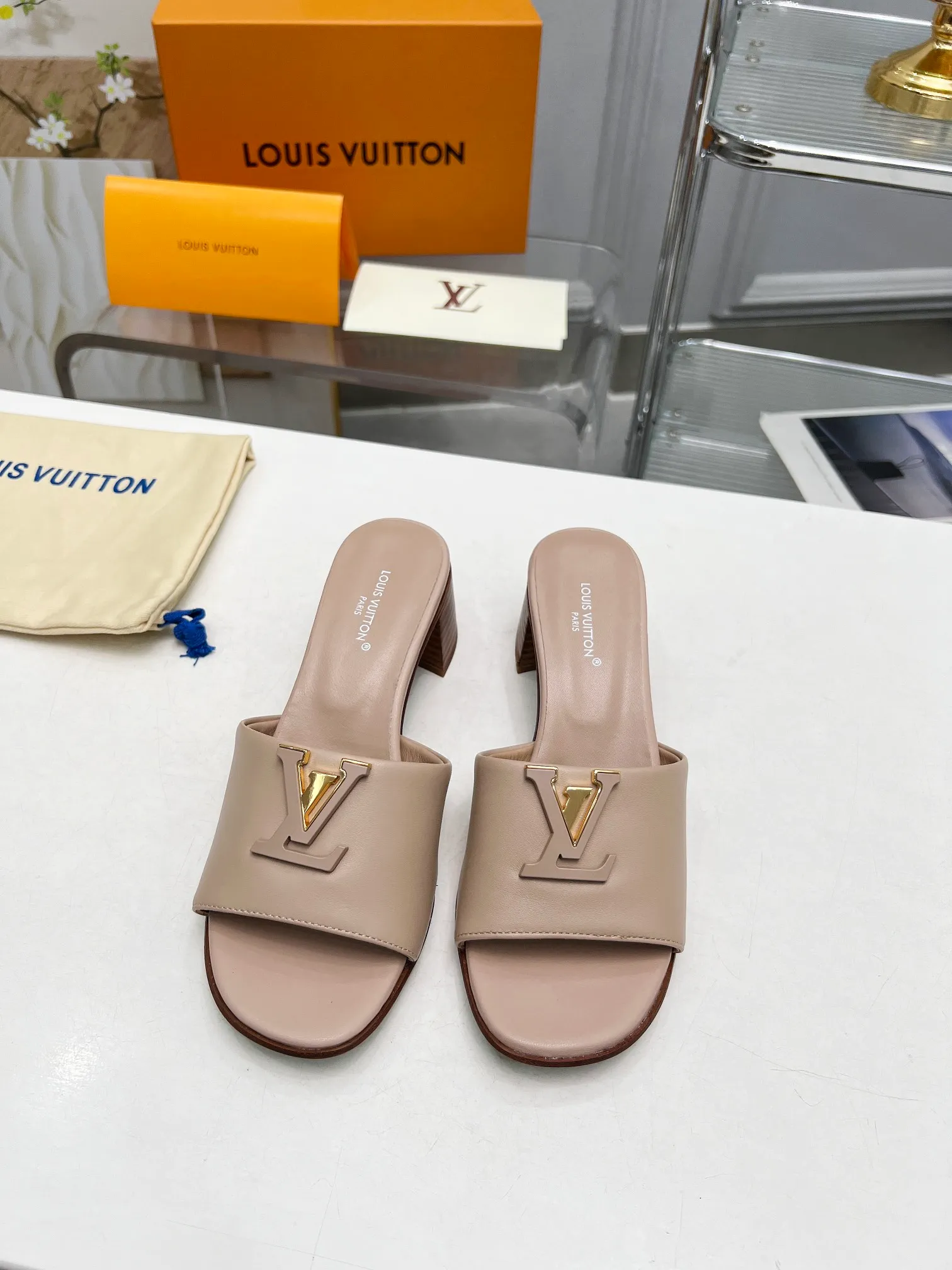 👟👟Ex-factory price 460👟👟Louis Vuitton/Louis Vuitton women's new sandals LV SUNSET COMFORT flat sandals are made of exquisite cowhide and sheepskin lining, the uppers show handicrafts, and are matched with genuine leather soles*@wearing experience. LV logo hardware buckle on upper, size 35-42